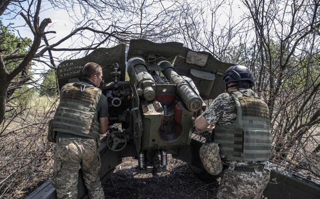 Binh sĩ Ukraine kiểm tra vũ khí và thiết bị cho đợt phản công ở miền Nam. Ảnh: AFP