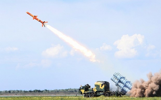 Ukraine phóng tên lửa R-360 Neptune. (Nguồn: defpost.com)