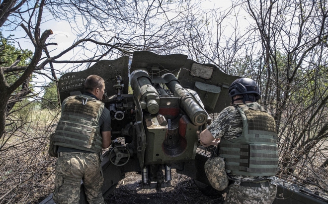 Binh sĩ Ukraine kiểm tra vũ khí và thiết bị cho đợt phản công ở miền Nam. Ảnh: AFP