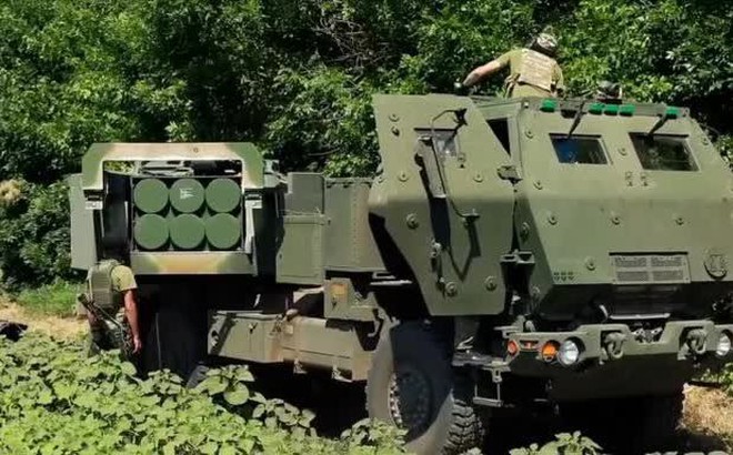 Xe phóng đạn HIMARS do Mỹ viện trợ cho Ukraine triển khai chiến đấu hồi đầu tháng 7. Ảnh: Reuters