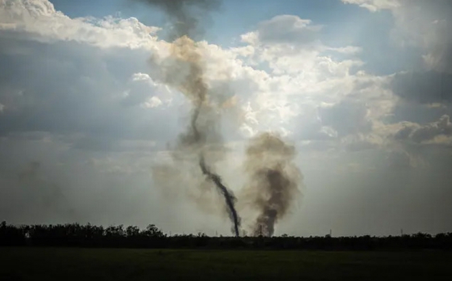 Khói đen bốc lên từ tiền tuyến ở khu vực Mykolaiv ở miền Nam Ukraine, ngày 30/8/2022. Ảnh: Getty