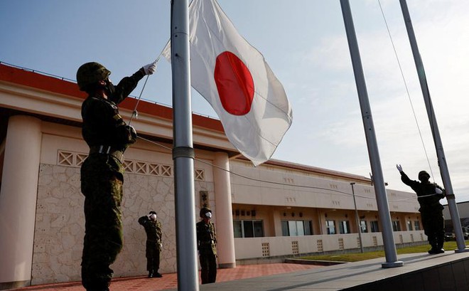 Thành viên của Lực lượng Phòng vệ Mặt đất Nhật Bản (JGSDF) hạ quốc kỳ trên đảo Miyako, tỉnh Okinawa, Nhật Bản. Ảnh: Reuters