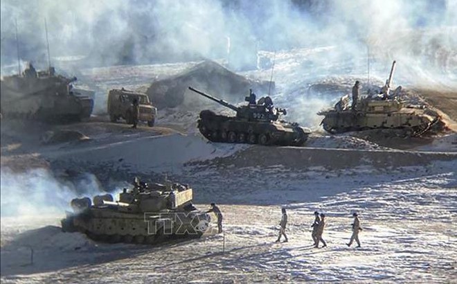 Binh sĩ và xe quân sự Ấn Độ rút quân dọc Đường kiểm soát thực tế (LAC) ở khu vực biên giới Ấn Độ - Trung Quốc. Ảnh tư liệu: AFP/TTXVN