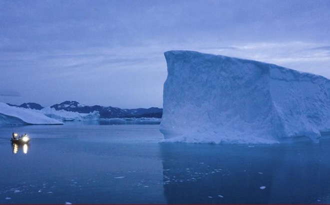 Tảng băng lớn trôi ở phía Đông Greenland. (Ảnh: AP)