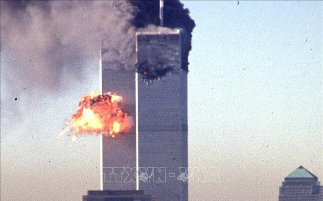 Tòa tháp đôi Trung tâm thương mại thế giới tại New York, Mỹ, bị tấn công ngày 11/9/2001. Ảnh tư liệu: AFP/TTXVN
