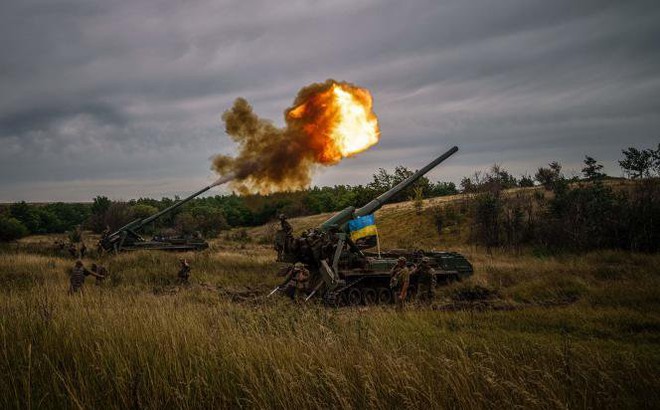 Pháo binh Ukraine phóng hỏa lực từ một vị trí gần chiến tuyến Kharkiv, ngày 26/8/2022. Ảnh: AFP