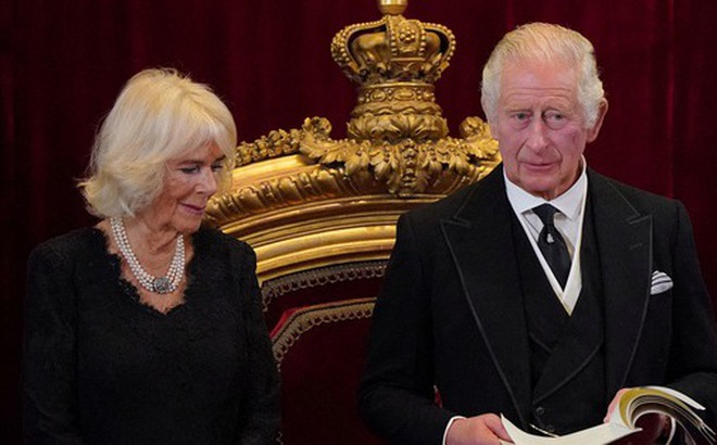 Vua Charles III và Hoàng hậu Camilla trong lễ tấn phong ngày 10-9 - Ảnh: REUTERS