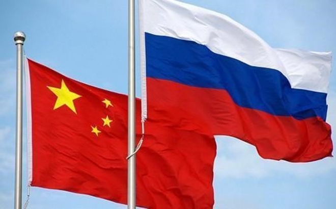 Quốc kỳ của Nga và Trung Quốc. Ảnh: AP