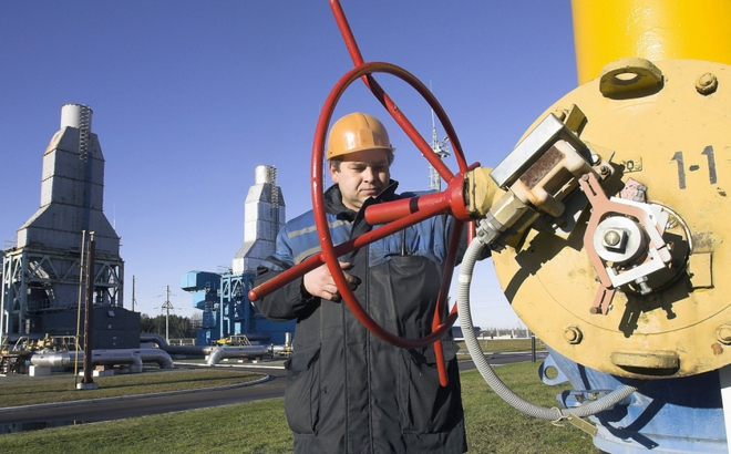 Công nhân vặn van tại một trạm nén khí trên đường ống Yamal gần Nesvizh, cách thủ đô Minsk của Belarus khoảng 130 km về phía tây nam, ngày 29/12/2006. Ảnh: Reuters.