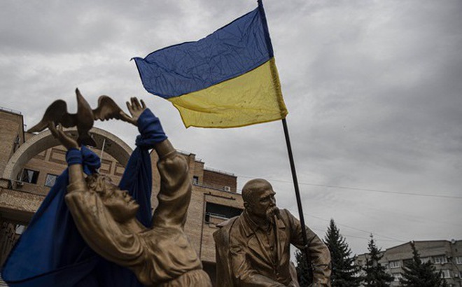 Cờ Ukraine tung bay sau khi quân Ukraine giải phóng thành phố Balakliya, tỉnh Kharkov, Ukraine vào ngày 11-9 - Ảnh: AFP