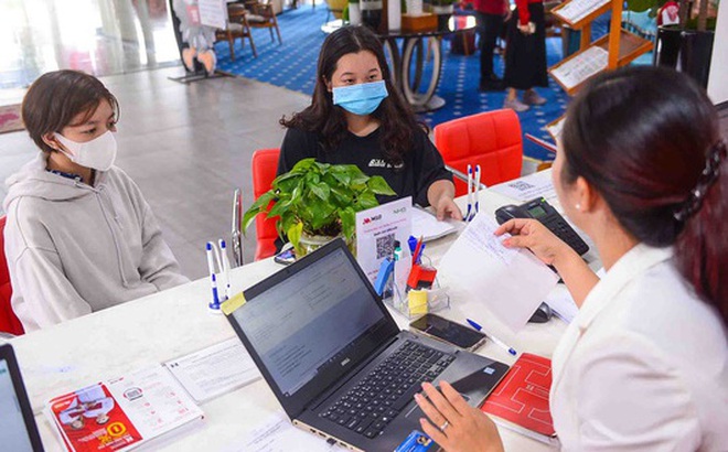 Thí sinh tìm hiểu nộp hồ sơ xét tuyển tại Trường ĐH quốc tế Hồng Bàng - Ảnh: QUANG ĐỊNH