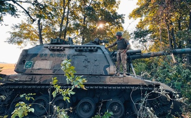 Binh sĩ Ukraine đứng trên lựu pháo tự hành 2S19 Msta-S của Nga tại Kharkov, Ukraine, ngày 12-9 - Ảnh: REUTERS