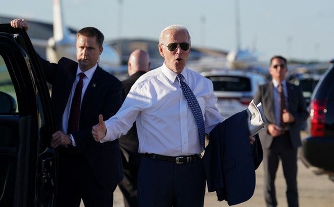 Biểu cảm của Tổng thống Mỹ Joe Biden với báo giới khi đến căn cứ không quân Andrews (bang Maryland của Mỹ) ngày 13-9 - Ảnh: REUTERS