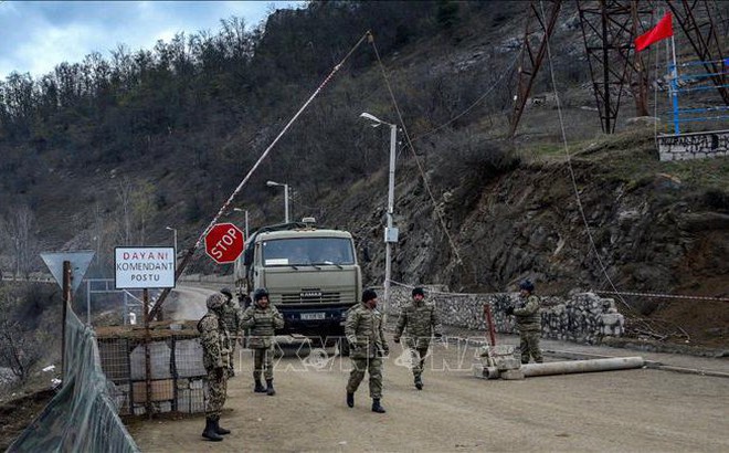 Binh sĩ Azerbaijan tuần tra tại trạm kiểm soát ở thị trấn Shusha, sau cuộc xung đột với binh sĩ Armenia tại khu vực tranh chấp Nagorno-Karabakh, ngày 26/11/2020. Ảnh tư liệu: AFP/TTXVN