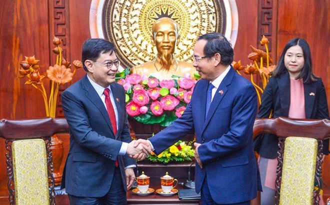 Bí thư Thành ủy TP.HCM Nguyễn Văn Nên (phải) tiếp Phó thủ tướng Singapore Vương Thụy Kiệt ngày 15-9 - Ảnh: QUANG ĐỊNH