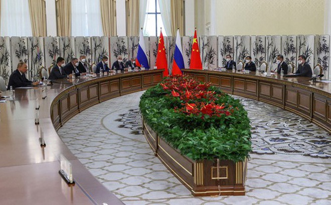 Tổng thống Nga Vladimir Putin (bìa trái) gặp Chủ tịch Trung Quốc Tập Cận Bình bên lề hội nghị thượng đỉnh SCO ở Uzbekistan vào ngày 15-9 - Ảnh: Reuters