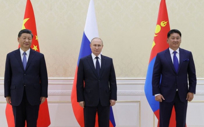 Chủ tịch Trung Quốc Tập Cận Bình, Tổng thống Nga Vladimir Putin và Tổng thống Mông Cổ Ukhnaa Khurelsukh chụp ảnh bên lề Hội nghị Thượng đỉnh SCO ở Samarkand, Uzbekistan ngày 15/9. Ảnh: Reuters