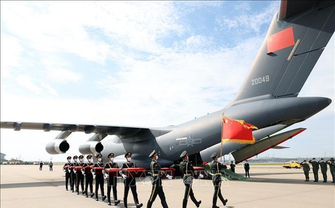 Đội danh dự Trung Quốc tại lễ tiếp nhận hài cốt các binh sĩ nước này tử trận trong Chiến tranh Triều Tiên (1950-1953) ở sân bay Incheon, phía Tây Seoul, Hàn Quốc, ngày 16/9/2022. Ảnh: Yonhap/TTXVN