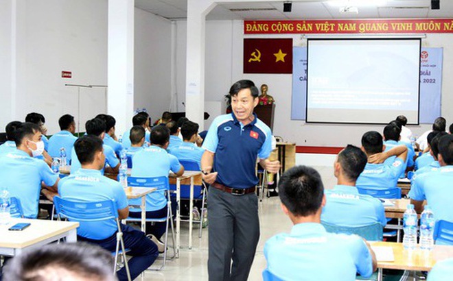 Ủy viên Ban trọng tài Đặng Thanh Hạ đứng lớp trong ngày khai mạc - Ảnh: N.K.