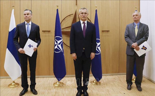 Tổng Thư ký Tổ chức Hiệp ước Bắc Đại Tây Dương (NATO) Jens Stoltenberg (giữa) tiếp nhận đơn xin gia nhập liên minh quân sự từ đại sứ Thụy Điển tại NATO Axel Wernhoff (phải) và đại sứ Phần Lan Klaus Korhonen ở Brussels (Bỉ), ngày 18/5/2022. Ảnh tư liệu: AFP/TTXVN