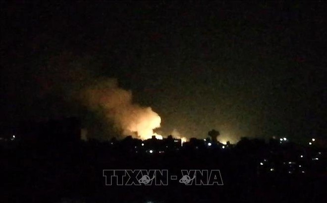 Khói lửa bốc lên sau một vụ không kích của Israel xuống khu vực Damascus, Syria. Ảnh tư liệu: AFP/TTXVN