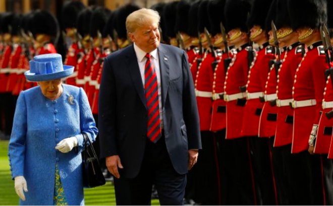 Cựu Tổng thống Mỹ Donald Trump trong một dịp diện kiến Nữ hoàng Anh Elizabeth. (Ảnh: AP)