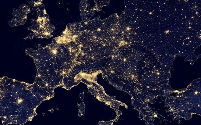 Châu Âu vào ban đêm khi được vệ tinh Suomi NPP chụp lại - Ảnh: NASA