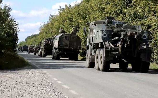 Quân đội Nga trên đường tới Kharkiv trong video được Bộ Quốc phòng Nga công bố ngày 9/9. Ảnh:Reuters