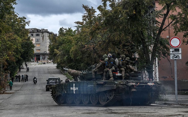 Xe tăng chở binh sĩ Ukraine ở Kharkiv. Ảnh: AFP