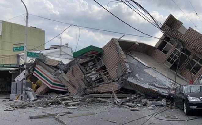 Tòa nhà ở quận Hoa Liên, Đài Loan bị sập vào trưa 18-9 do động đất - Ảnh: SINA