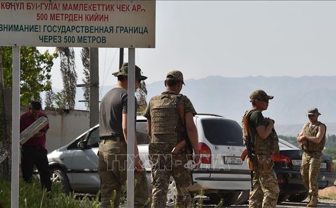 Binh sĩ Kyrgyzstan tuần tra tại làng Maksat, gần khu vực biên giới với Tajikistan ngày 4/5/2021. Ảnh tư liệu: AFP/TTXVN