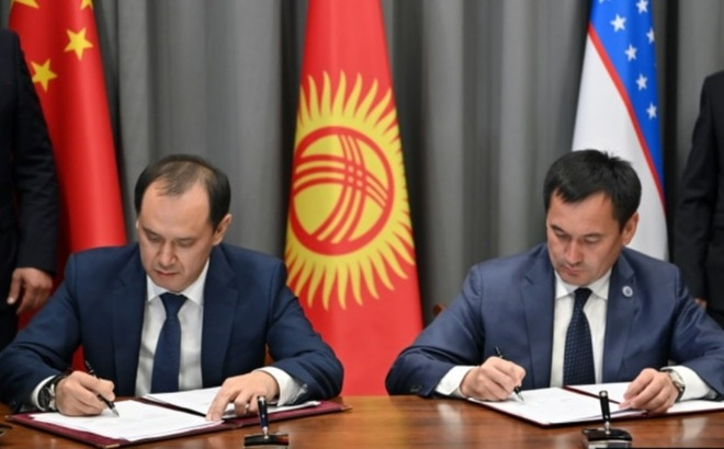 Đại diện của các bên tham gia kí kết dự án đường sắt Trung Quốc-Kyrgyzstan-Uzbekistan. Ảnh: Railway.supply