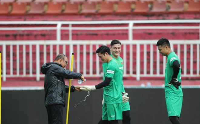HLV Park Hang-seo trêu đùa cùng 3 thủ môn Nguyên Mạnh, Văn Lâm và Văn Toản. ẢNH: DŨNG PHƯƠNG