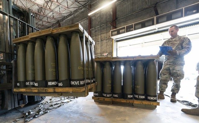 Binh sĩ Không quân Mỹ kiểm tra các pallet chứa đạn pháo 155 mm trước khi chuyển đến Ukraine, tại Căn cứ Không quân Dover, Delaware, ngày 29/4/2022. Ảnh: AP