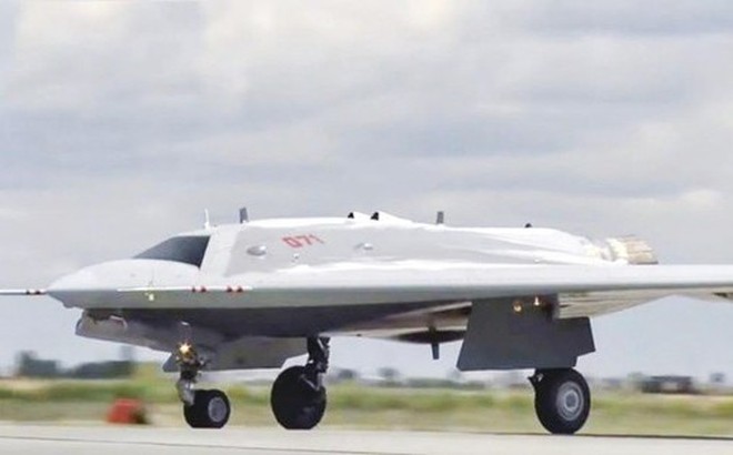 Máy bay không người lái S-70 Okhotnik của Nga đang ở giai đoạn thử nghiệm (ảnh lớn); Máy bay không người lái Shahed-129 của Iran (ảnh nhỏ)