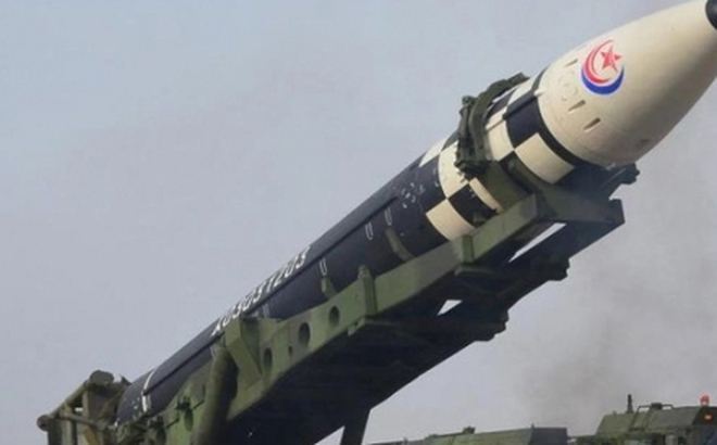 Tên lửa đạn đạo liên lục địa (ICBM) Hwasong-17 có khả năng mang tên lửa hạt nhân của Triều Tiên. Ảnh: Reuters.
