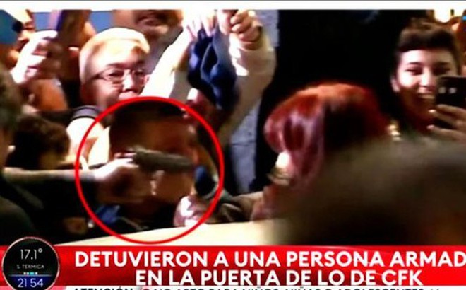 Súng ngắn chĩa vào đầu Phó tổng thống Argentina Cristina Fernandez de Kirchner. Nguồn: CNN.