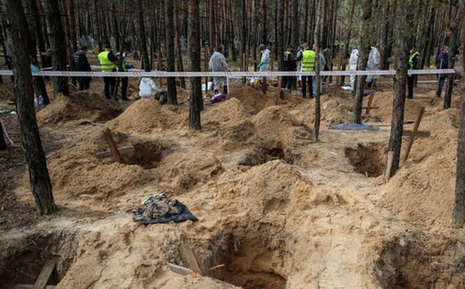 Những ngôi mộ tập thể ở Izyum. Ảnh: Reuters