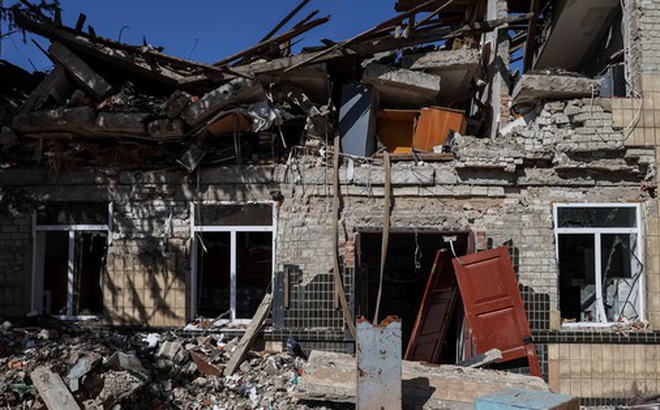 Một ngôi nhà bị hư hại tại thị trấn Izium, vừa được lực lượng Ukraine giành lại quyền kiểm soát từ Nga dạo gần đây, ngày 19-9 - Ảnh: REUTERS