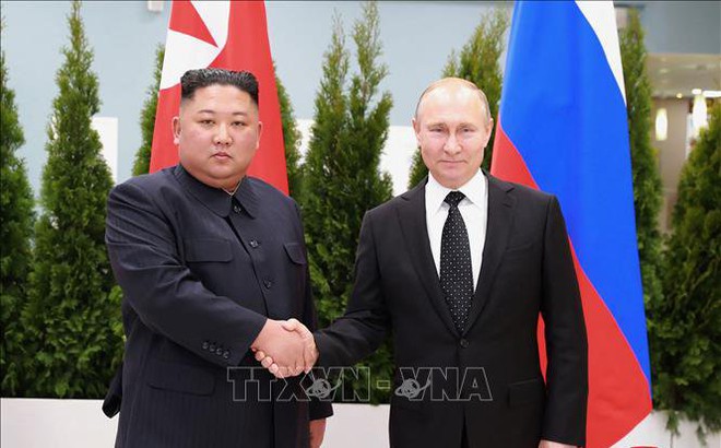 Tổng thống Nga Vladimir Putin (phải) và Nhà lãnh đạo Triều Tiên Kim Jong-un (trái) tại cuộc gặp ở Vladivostok, Nga, ngày 25/4/2019. Ảnh: AFP/TTXVN