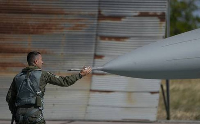 Phi công lái máy bay phản lực F-16 của Hy Lạp kiểm tra máy bay trước khi cất cánh. Ảnh minh họa: AP