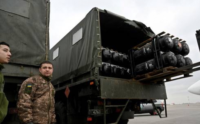 Các tên lửa FGM-148 Javelin được vận chuyển cho Ukraine. Ảnh: AFP