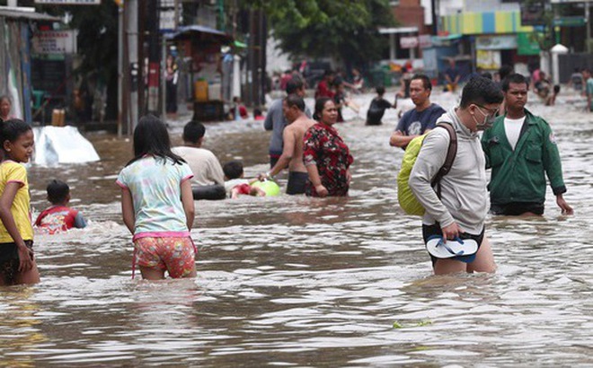 Người dân ở thủ đô Jakarta của Indonesia lội nước trong đợt ngập nghiêm trọng năm 2020 - Ảnh: USA TODAY