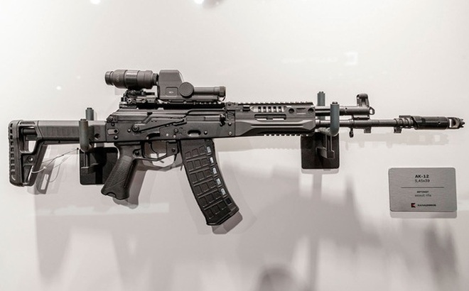 Mẫu súng trường AK-12 của nhà sản xuất vũ khí Kalashnikov - Ảnh: ROSTEC.RU