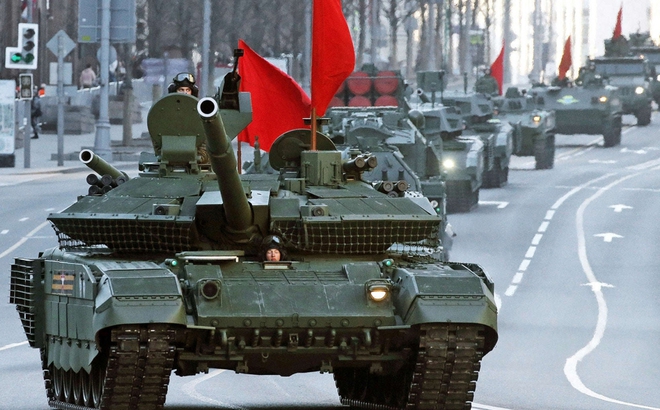 Xe tăng và đoàn xe quân sự Nga. Ảnh: Getty.