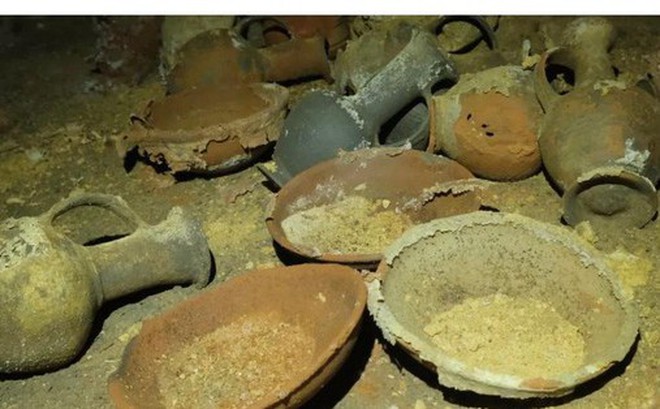 Đồ gốm được tìm thấy trong hang động được cho là chôn cùng với những người đã khuất.