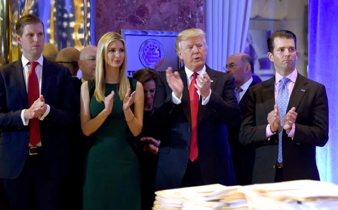 Ông Donald Trump và ba con Eric (trái), Ivanka (giữa) và Donald Jr., năm 2017. Ảnh: Reuters