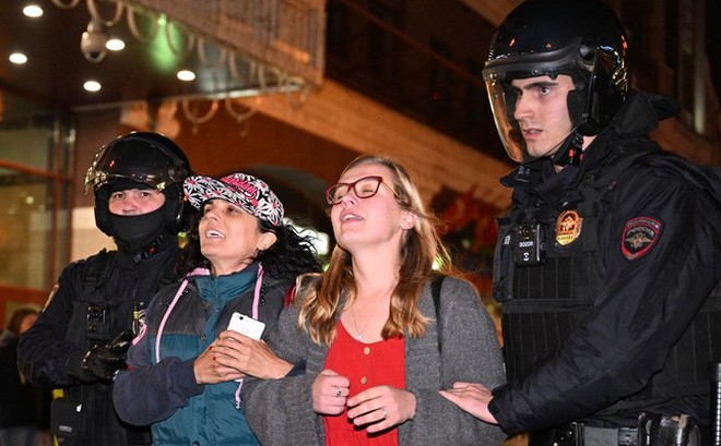Cảnh sát bắt giữ người tham gia biểu tình trái phép ở Mátxcơva. Ảnh: Sputnik