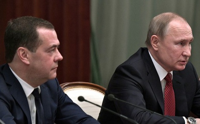 Phó chủ tịch Hội đồng An ninh Nga Dmitry Medvedev (trái) ngồi cạnh Tổng thống Vladimir Putin trong cuộc họp ở Matxcơva, Nga - Ảnh: REUTERS