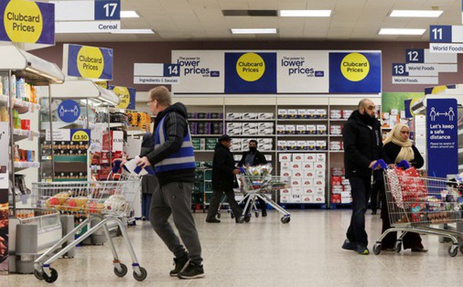 Anh đang đối mặt với lạm phát cao kỷ lục trong khi GDP liên tục giảm. Trong ảnh: Khách hàng mua sắm tại siêu thị ở London - Ảnh: REUTERS